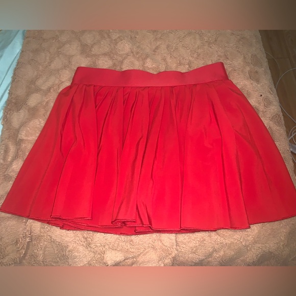 Red aritzia TNA tennis skirt - Picture 2 of 3